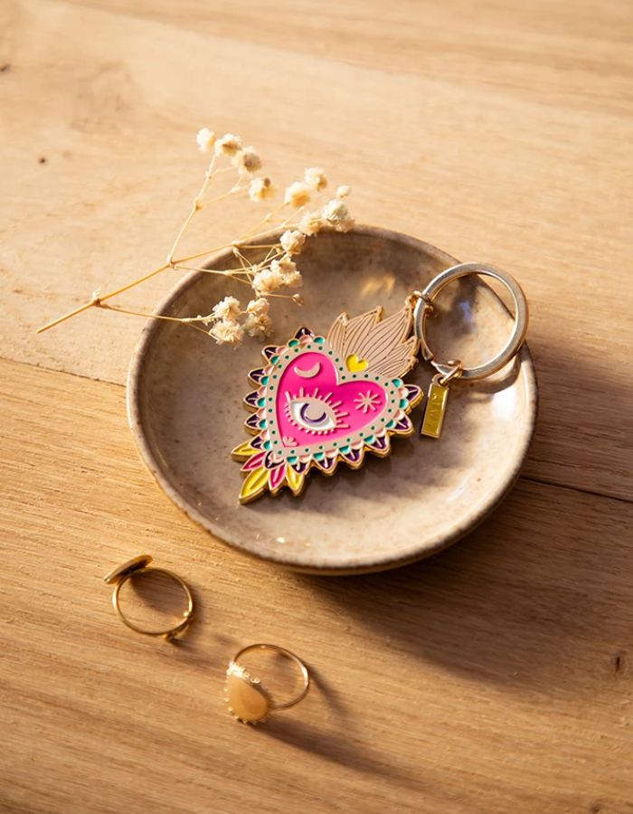Détail du Porte-cles en email dore ex-voto motif sacre avec coffret cadeau marque All The Ways To Say