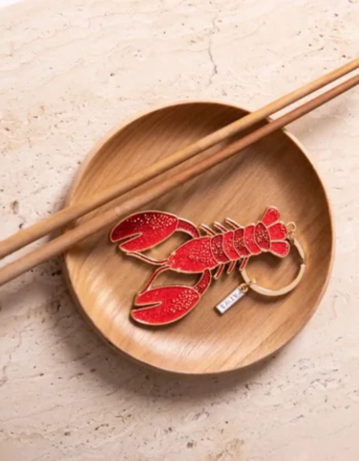 Détail du Porte-cles en email dore lobster homard rouge avec coffret cadeau marque All The Ways To Say