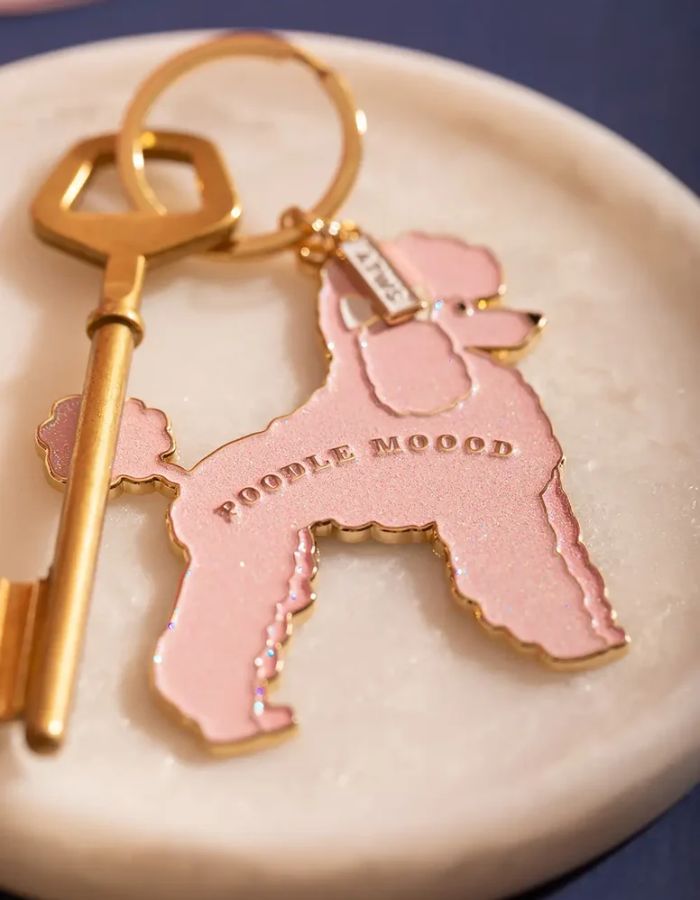 Détail du Porte-cles en email dore poodle mood caniche rose avec coffret cadeau marque All The Ways To Say