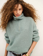 Vue de face du Pull beltane bleu glacier col camionneur zippe alpaga mohair bash