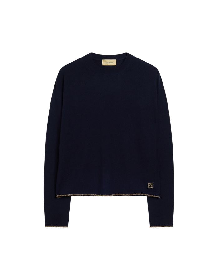 Pull à col rond pour femme en pure laine bleue, modèle Karasu de la marque MOMONI. Présente une maille teinté en pièce et de délicates bordures en lurex doré aux finitions.
