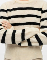 Manches du Pull droit pour femme en tricot de laine et alpaga bicolore blanc bouleau birch et noir avec col rond et manches longues, modèle Aggie de la marque OBJECT
