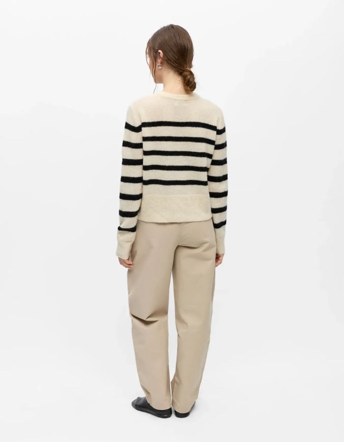 Dos du Pull droit pour femme en tricot de laine et alpaga bicolore blanc bouleau birch et noir avec col rond et manches longues, modèle Aggie de la marque OBJECT
