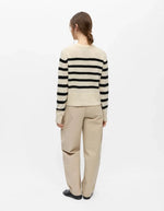 Dos du Pull droit pour femme en tricot de laine et alpaga bicolore blanc bouleau birch et noir avec col rond et manches longues, modèle Aggie de la marque OBJECT