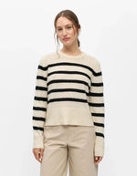 Vue de face du Pull droit pour femme en tricot de laine et alpaga bicolore blanc bouleau birch et noir avec col rond et manches longues, modèle Aggie de la marque OBJECT