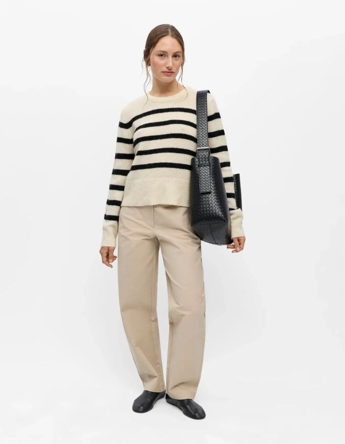 Silhouette avec le Pull droit pour femme en tricot de laine et alpaga bicolore blanc bouleau birch et noir avec col rond et manches longues, modèle Aggie de la marque OBJECT