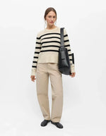 Silhouette avec le Pull droit pour femme en tricot de laine et alpaga bicolore blanc bouleau birch et noir avec col rond et manches longues, modèle Aggie de la marque OBJECT