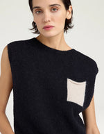 Col du Pull court pour femme en maille alpaga noire effet sweat, modèle Ansa de la marque MOMONI. Présente une coupe carrée avec une poche poitrine contrastée.