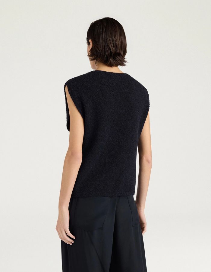 Dos du Pull court pour femme en maille alpaga noire effet sweat, modèle Ansa de la marque MOMONI. Présente une coupe carrée avec une poche poitrine contrastée.