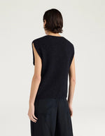 Dos du Pull court pour femme en maille alpaga noire effet sweat, modèle Ansa de la marque MOMONI. Présente une coupe carrée avec une poche poitrine contrastée.