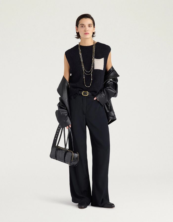 Silhouette avec le Pull court pour femme en maille alpaga noire effet sweat, modèle Ansa de la marque MOMONI. Présente une coupe carrée avec une poche poitrine contrastée.