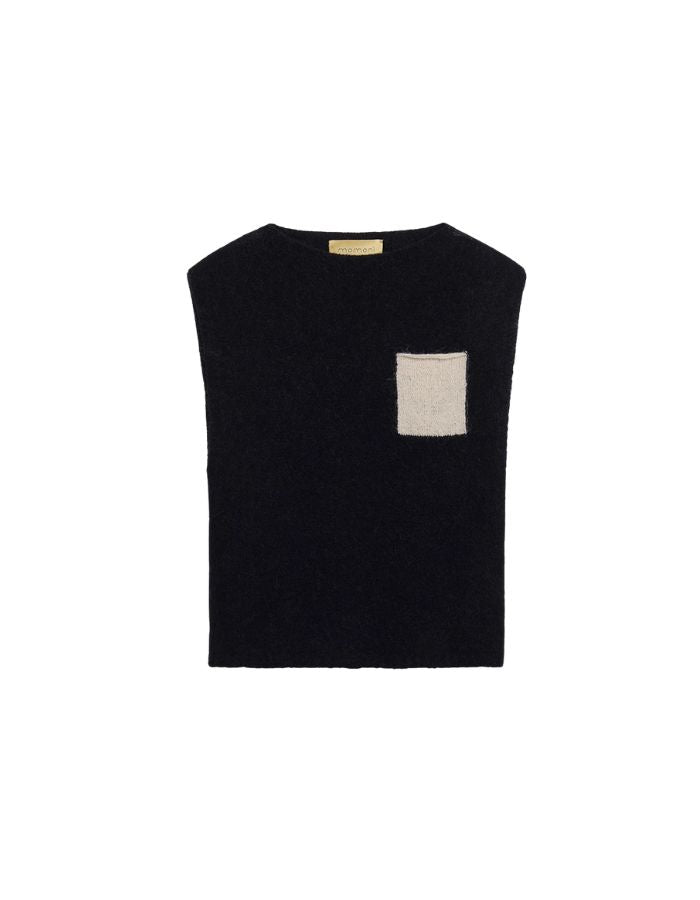 Pull court pour femme en maille alpaga noire effet sweat, modèle Ansa de la marque MOMONI. Présente une coupe carrée avec une poche poitrine contrastée.