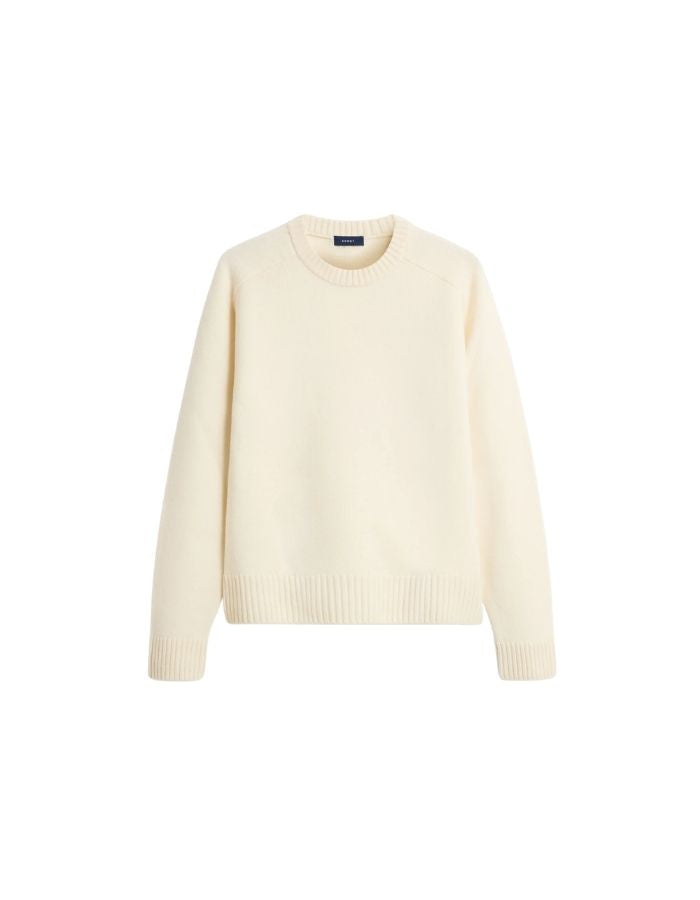 Pull ajusté pour femme en maille feutrée écru 100% laine mérinos avec col rond et taille appuyée, modèle Jeremie de la marque Soeur.