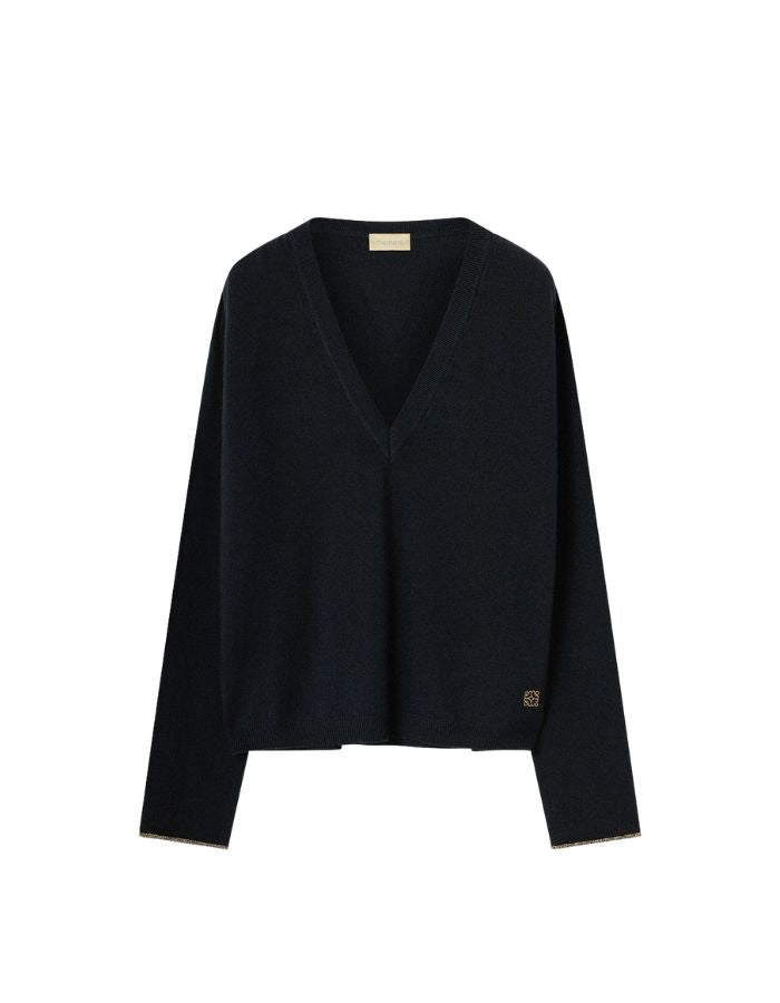 Pull pour femme en pure laine noire, modèle Astrid de la marque MOMONI. Présente une maille teinté en pièce et de délicates bordures en lurex doré aux finitions.
