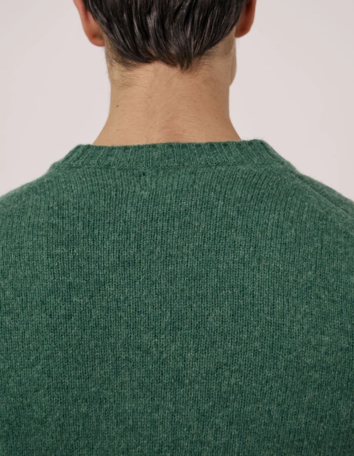 Dos du Pull homme col rond en laine vierge shetland vert brossée hartford fabriqué en italie