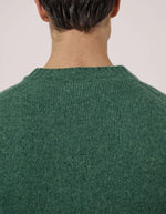 Dos du Pull homme col rond en laine vierge shetland vert brossée hartford fabriqué en italie