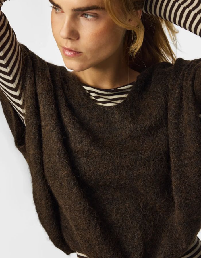 Col du Pull sans manches en maille douce marron chiné avec col en V et coupe ample, modèle Allie de la marque PIECES