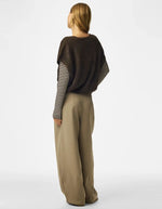 Dos du Pull sans manches en maille douce marron chiné avec col en V et coupe ample, modèle Allie de la marque PIECES