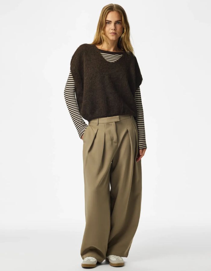Silhouette avec le Pull sans manches en maille douce marron chiné avec col en V et coupe ample, modèle Allie de la marque PIECES