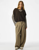 Silhouette avec le Pull sans manches en maille douce marron chiné avec col en V et coupe ample, modèle Allie de la marque PIECES