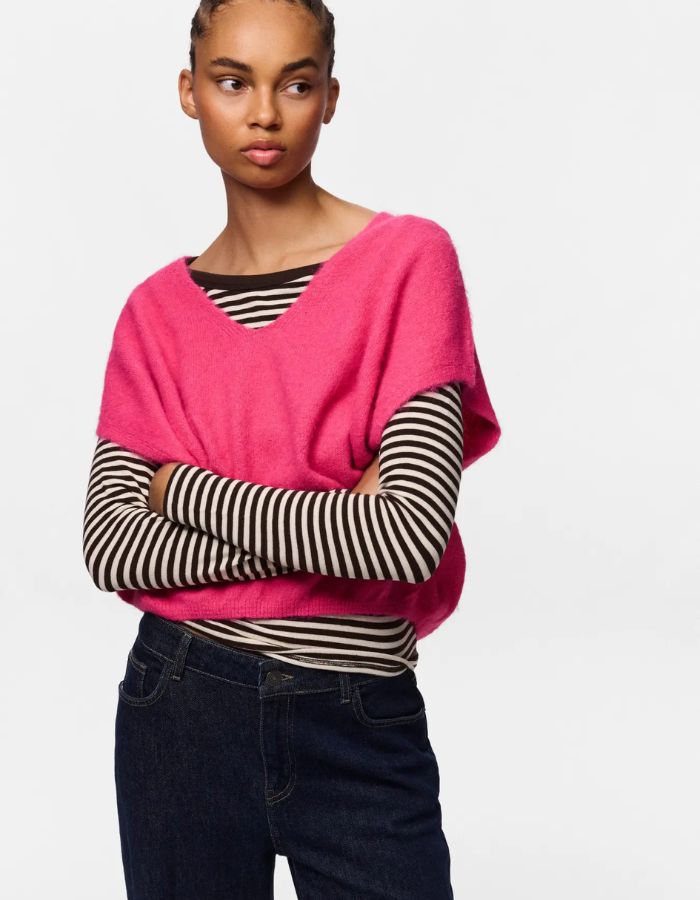 Vue de face du Pull sans manches en maille douce rose vif chiné shocking pink avec col en V et coupe ample, modèle Allie de la marque PIECES.