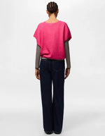 Dos du Pull sans manches en maille douce rose vif chiné shocking pink avec col en V et coupe ample, modèle Allie de la marque PIECES.