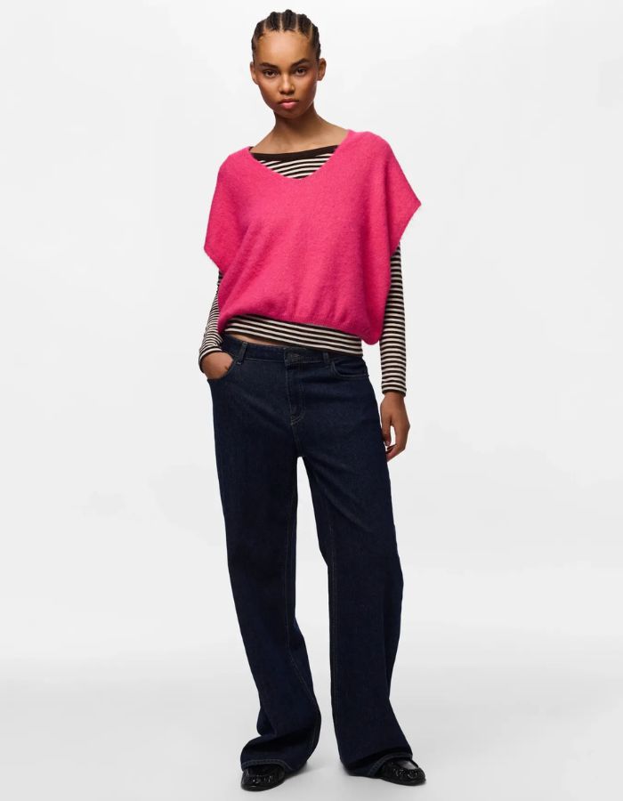 Silhouette avec le Pull sans manches en maille douce rose vif chiné shocking pink avec col en V et coupe ample, modèle Allie de la marque PIECES.
