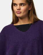 Col du Pull sans manches en maille douce violet profond chiné acai melange avec col en V et coupe ample, modèle Allie de la marque PIECES
