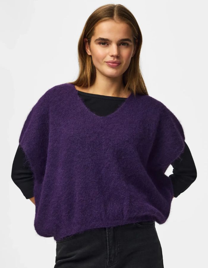 Vue de face du Pull sans manches en maille douce violet profond chiné acai melange avec col en V et coupe ample, modèle Allie de la marque PIECES