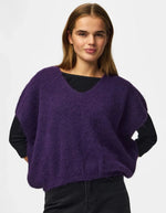 Vue de face du Pull sans manches en maille douce violet profond chiné acai melange avec col en V et coupe ample, modèle Allie de la marque PIECES