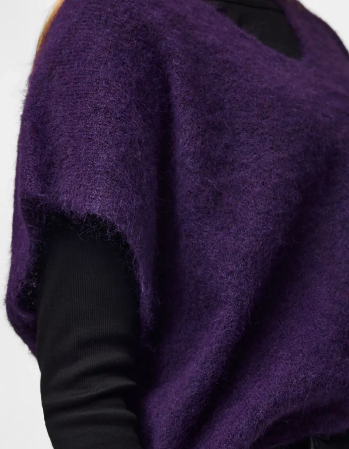 Manche du Pull sans manches en maille douce violet profond chiné acai melange avec col en V et coupe ample, modèle Allie de la marque PIECES