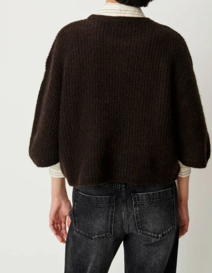 Dos du Pull duveteux col rond pour femme en maille côtes perlées ébène avec manches 3/4 larges en laine mérinos et alpaga, modèle Tallon de la marque Sessùn
