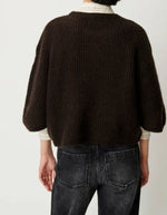 Dos du Pull duveteux col rond pour femme en maille côtes perlées ébène avec manches 3/4 larges en laine mérinos et alpaga, modèle Tallon de la marque Sessùn