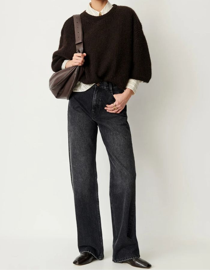 Vue de face du Pull duveteux col rond pour femme en maille côtes perlées ébène avec manches 3/4 larges en laine mérinos et alpaga, modèle Tallon de la marque Sessùn