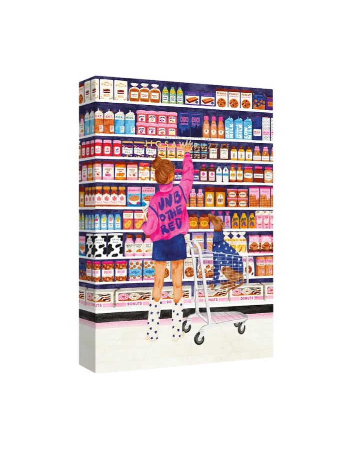 Boîte et puzzle assemblé de 1000 pièces Sugar Market par All The Ways To Say montrant une jeune fille dans une épicerie colorée avec son chien dans le caddie.