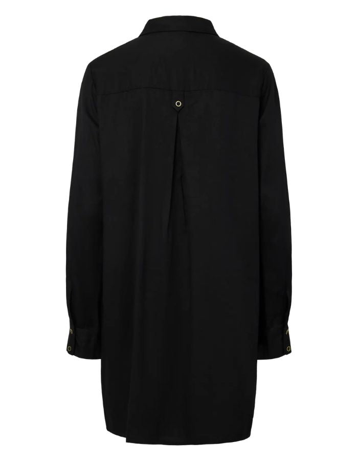 Dos de la Robe courte fluide noire pour femme à col chemise et manches longues, modèle Alora LS Short Dress de PIECES. Présente une demi-patte de boutonnage avec boutons noirs à bordure dorée