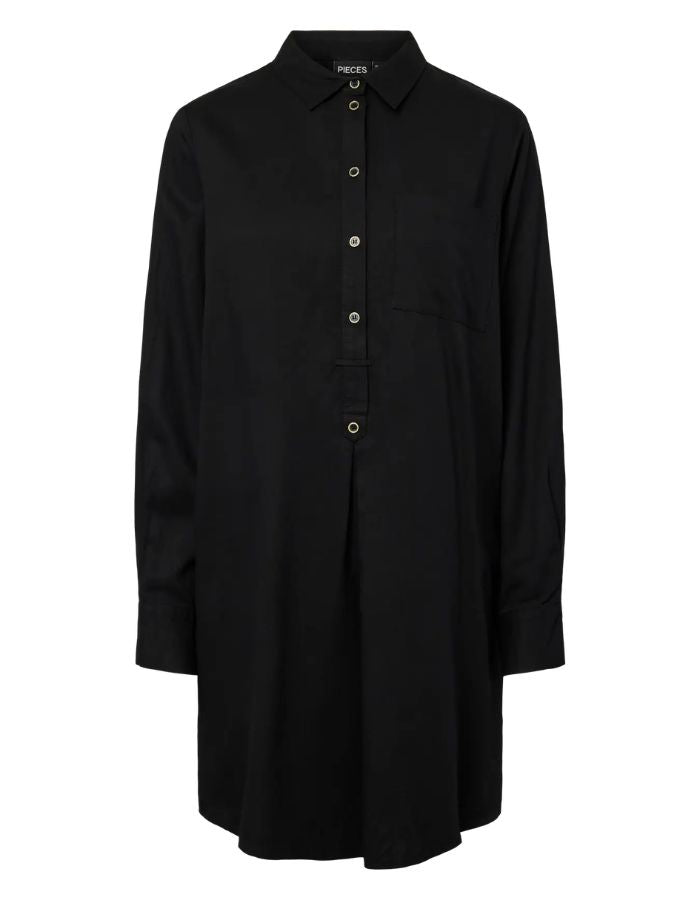 Robe courte fluide noire pour femme à col chemise et manches longues, modèle Alora LS Short Dress de PIECES. Présente une demi-patte de boutonnage avec boutons noirs à bordure dorée