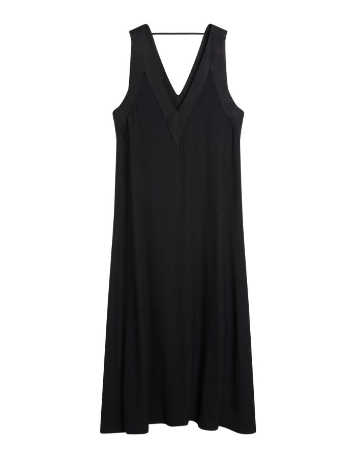 Robe mi-longue sans manches en satin de viscose noir, modèle Eisla de la marque MOMONI. Présente une coupe fluide évasée, un décolleté V satiné brillant et un nœud à la nuque