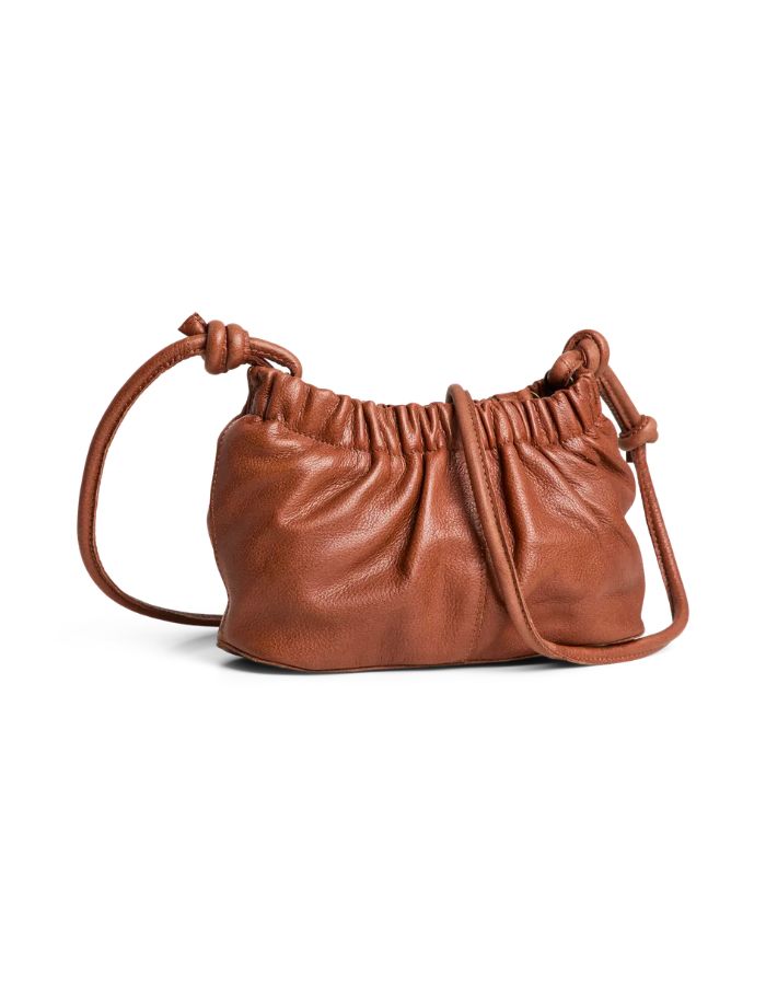 Dos du Sac bandoulière compact pour femme en cuir de buffle camel avec détail de nœud sur le devant, modèle Alina Leather Cross Body de PIECES. Fermeture zippée et bandoulière réglable.