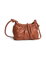 Dos du Sac bandoulière compact pour femme en cuir de buffle camel avec détail de nœud sur le devant, modèle Alina Leather Cross Body de PIECES. Fermeture zippée et bandoulière réglable.
