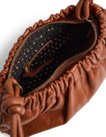Ouverture du Sac bandoulière compact pour femme en cuir de buffle camel avec détail de nœud sur le devant, modèle Alina Leather Cross Body de PIECES. Fermeture zippée et bandoulière réglable.