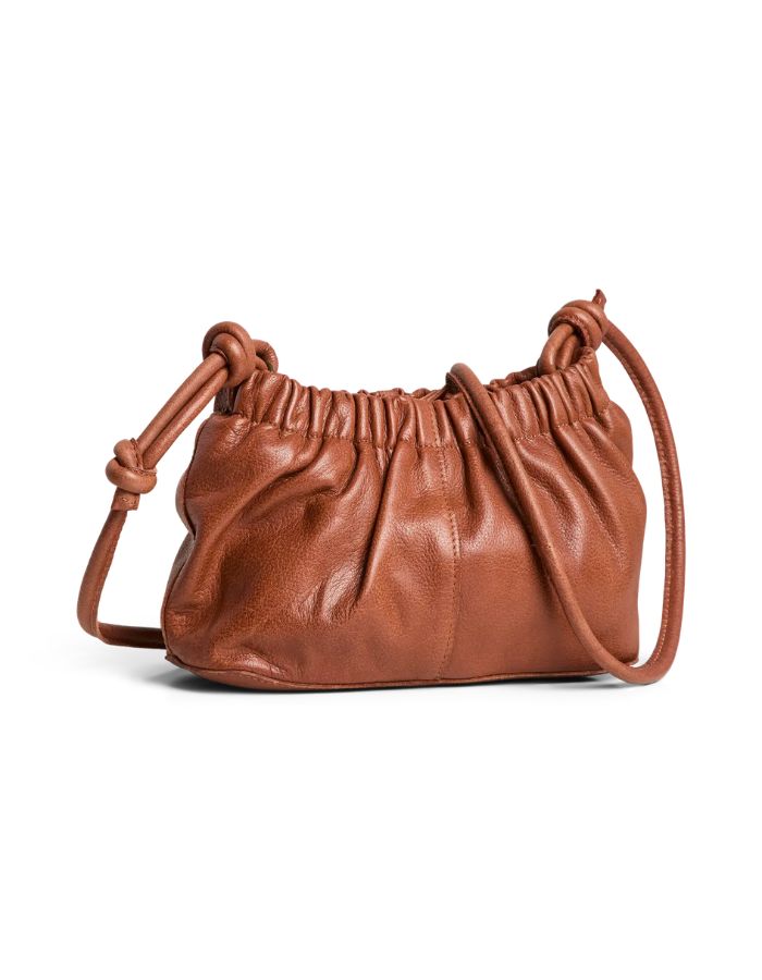 Sac bandoulière compact pour femme en cuir de buffle camel avec détail de nœud sur le devant, modèle Alina Leather Cross Body de PIECES. Fermeture zippée et bandoulière réglable.