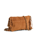 Dos du Sac bandoulière pour femme en cuir suédé marron camel avec volants et clous, modèle Aurora Suede Cross Body de PIECES. Présente une bandoulière et une chaîne