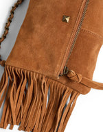 Franges du Sac bandoulière pour femme en cuir suédé marron camel avec volants et clous, modèle Aurora Suede Cross Body de PIECES. Présente une bandoulière et une chaîne