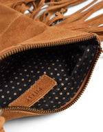 Ouverture du Sac bandoulière pour femme en cuir suédé marron camel avec volants et clous, modèle Aurora Suede Cross Body de PIECES. Présente une bandoulière et une chaîne