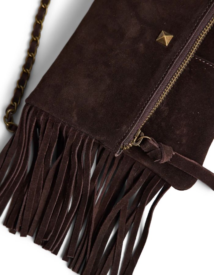 Franges du Sac bandoulière pour femme en cuir suédé marron chocolat avec volants et clous, modèle Aurora Suede Cross Body de PIECES. Présente une bandoulière et une chaîne.
