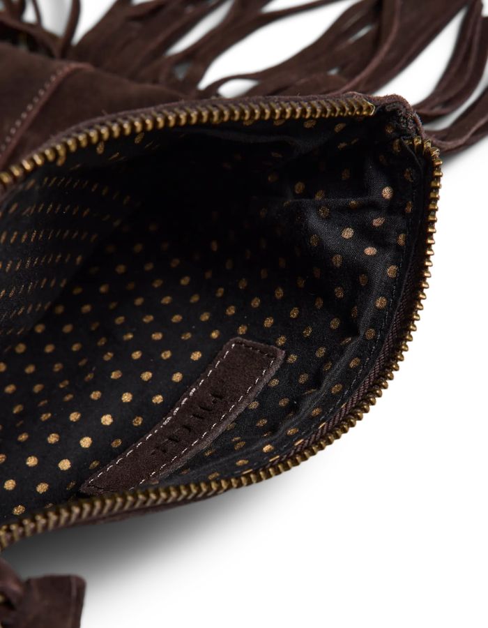 Ouverture du Sac bandoulière pour femme en cuir suédé marron chocolat avec volants et clous, modèle Aurora Suede Cross Body de PIECES. Présente une bandoulière et une chaîne.