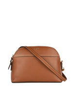 Petit sac bandoulière demi-lune pour femme en cuir grainé camel brandy avec fermeture zippée, modèle Demi-Lune de la marque Loxwood.