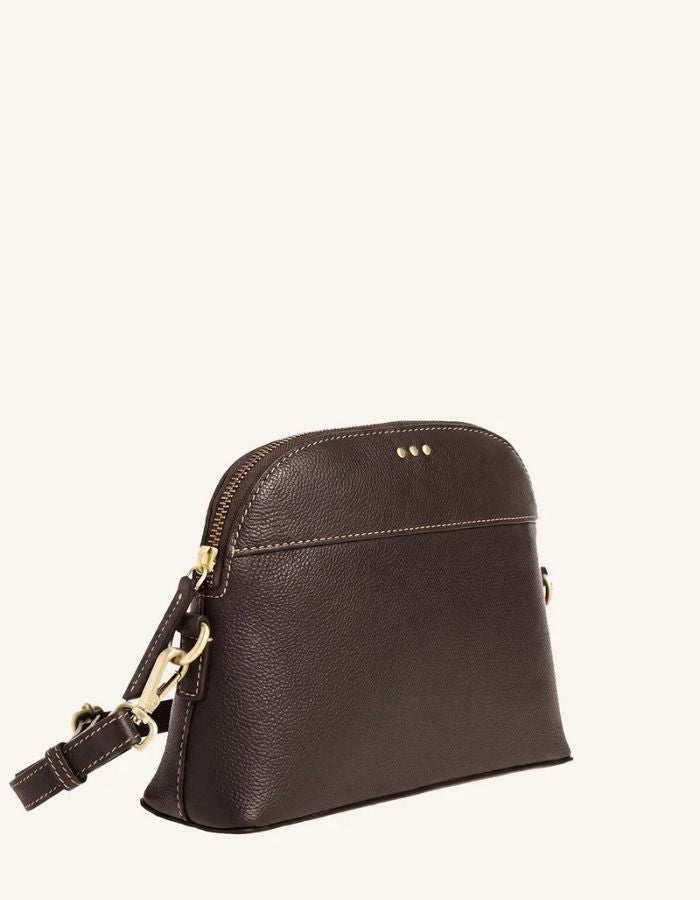 Profil du Petit sac bandoulière demi-lune pour femme en cuir grainé marron coffee avec fermeture zippée, modèle Demi-Lune de la marque Loxwood.