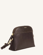 Profil du Petit sac bandoulière demi-lune pour femme en cuir grainé marron coffee avec fermeture zippée, modèle Demi-Lune de la marque Loxwood.